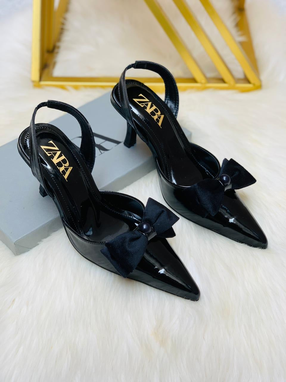 Pointed tie bow heels