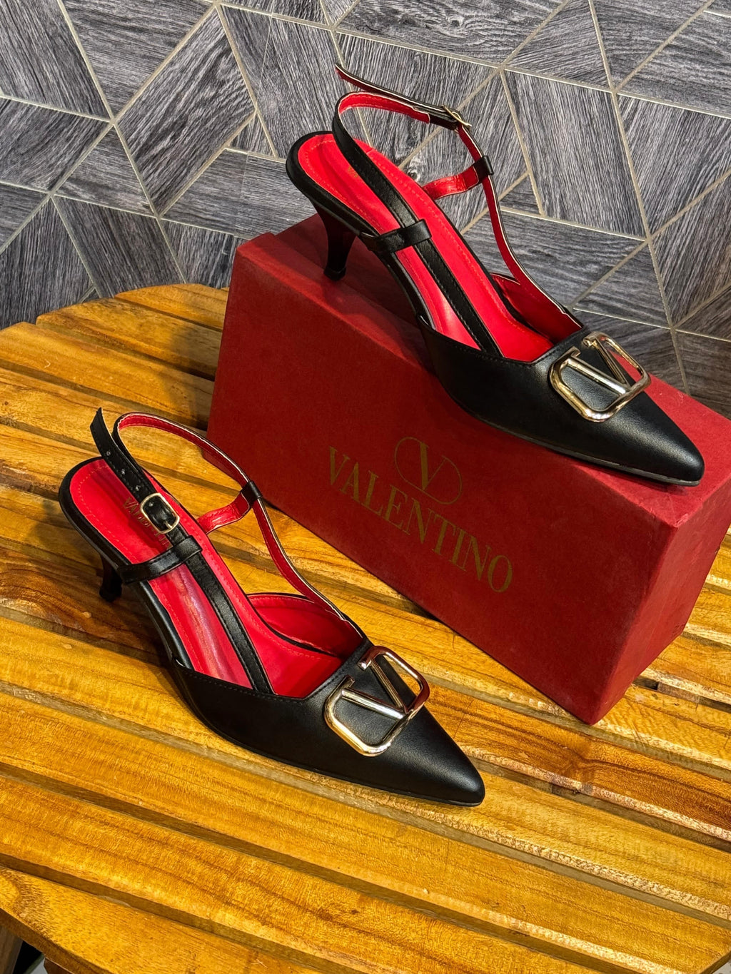 V buckle heel - Comfy